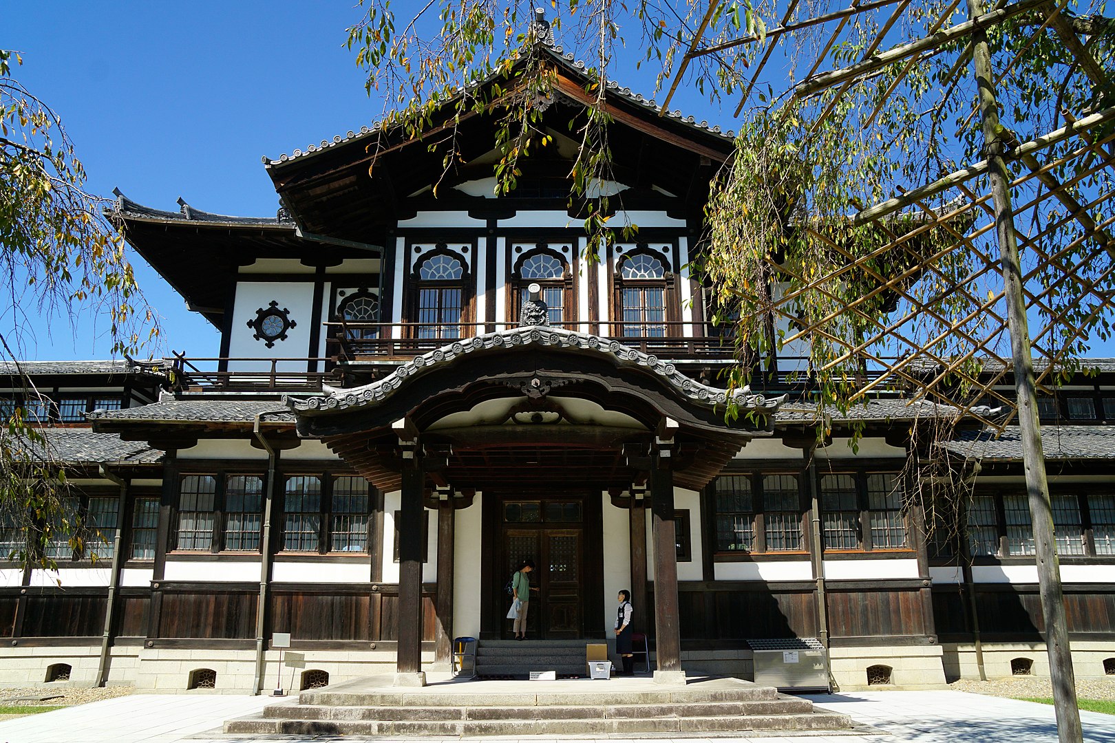 奈良県物産陳列所｜洒脱で優雅な寺院風モダン建築