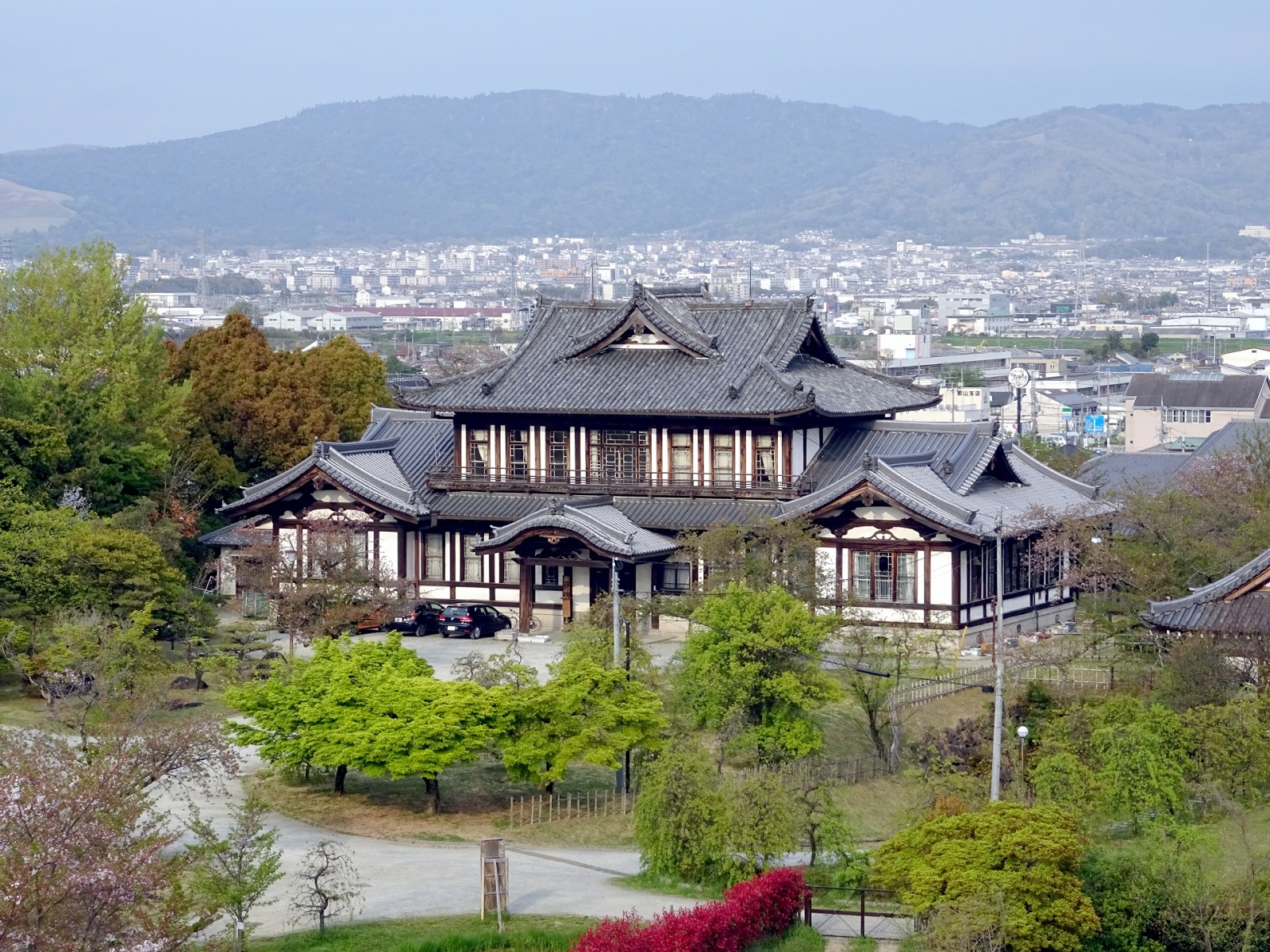 奈良県立戦捷記念図書館｜城郭跡にそびえる寺院風近代建築