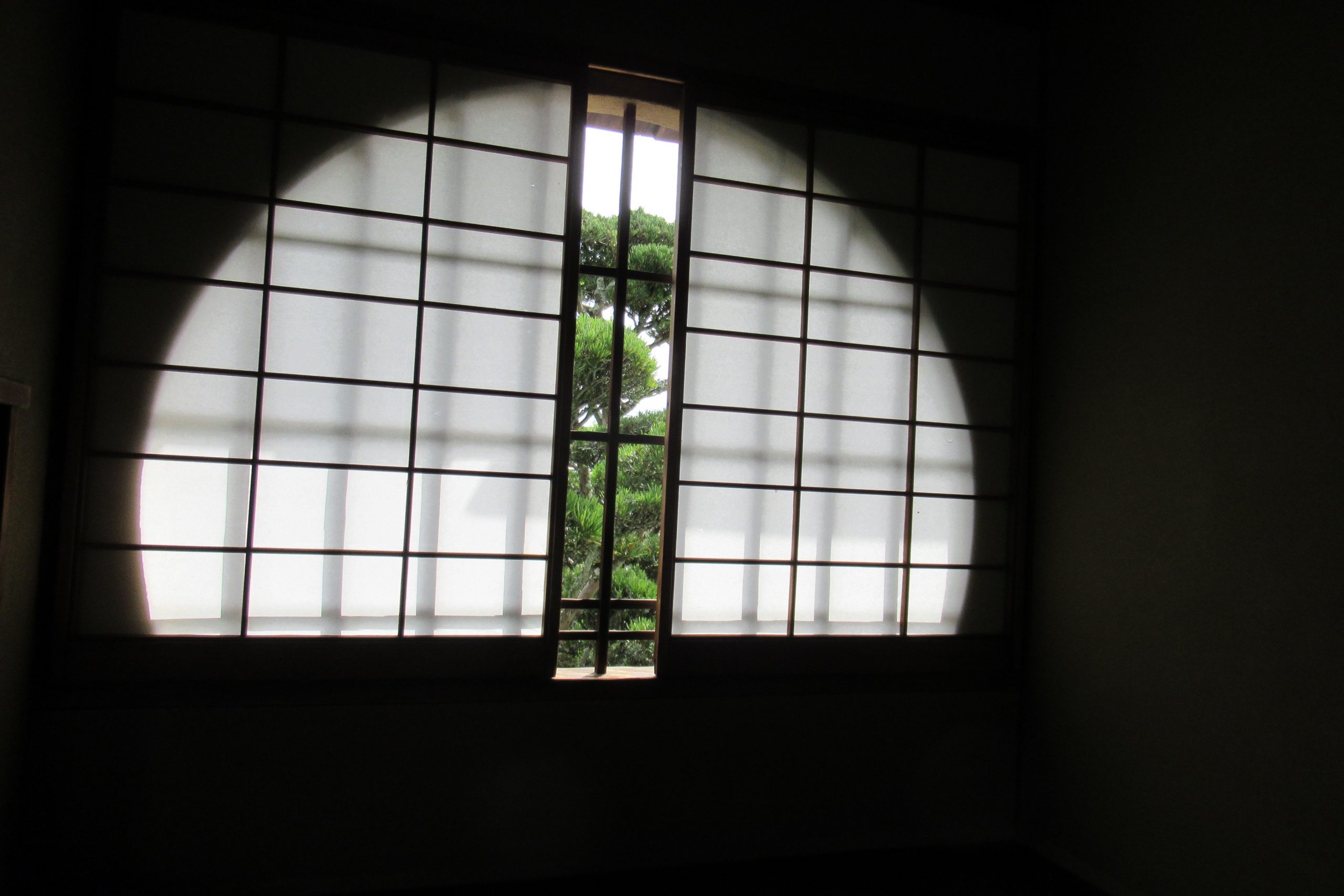 格子窓から蔀、花頭窓まで｜奈良巡りで学ぶ、和風モダン建築の開口部