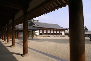 法隆寺　西院回廊と大講堂（wikiより）