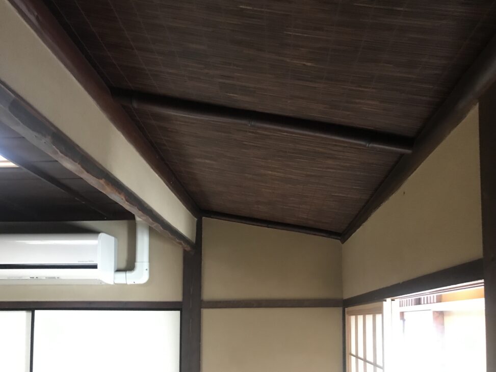入江泰吉旧居　茶室　葦簀張りの駆け込み天井を見る（図版出処：岡田撮影）