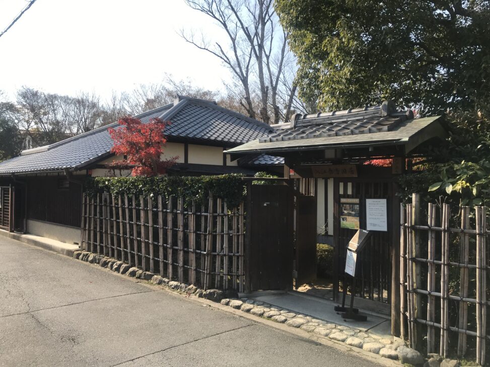 入江泰吉旧居　前面道路より見る（図版出処：岡田撮影）