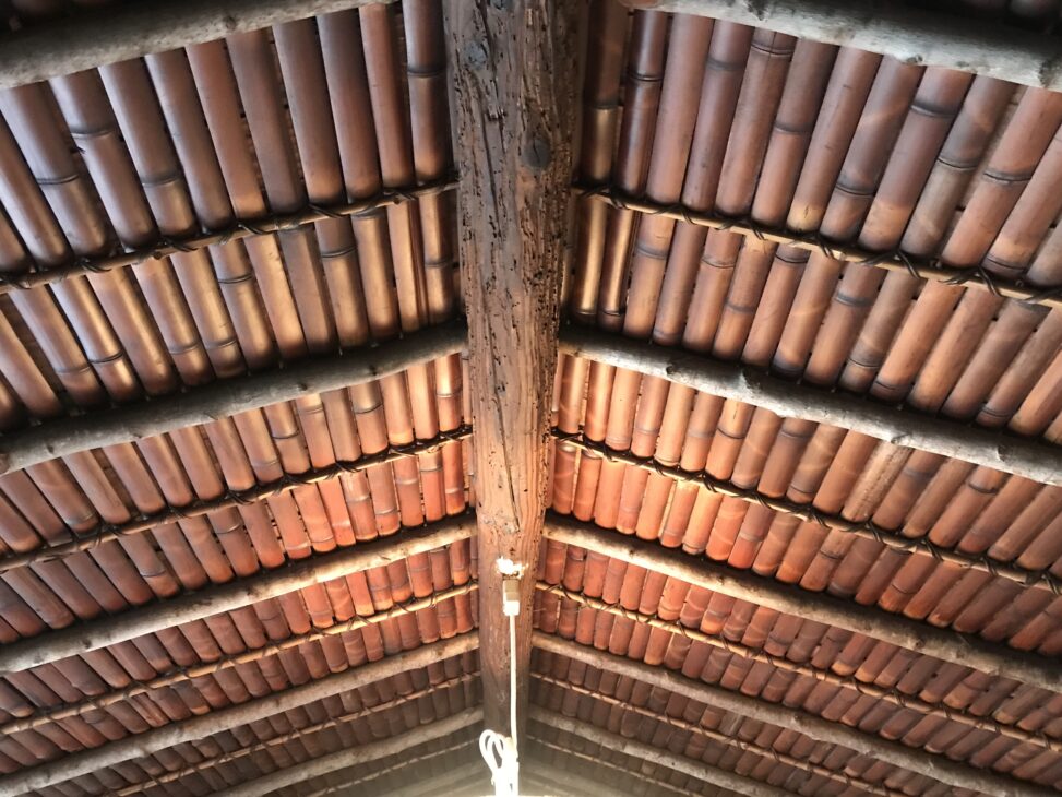 依水園三秀亭　玄関の船底天井を見る（図版出処：岡田撮影）