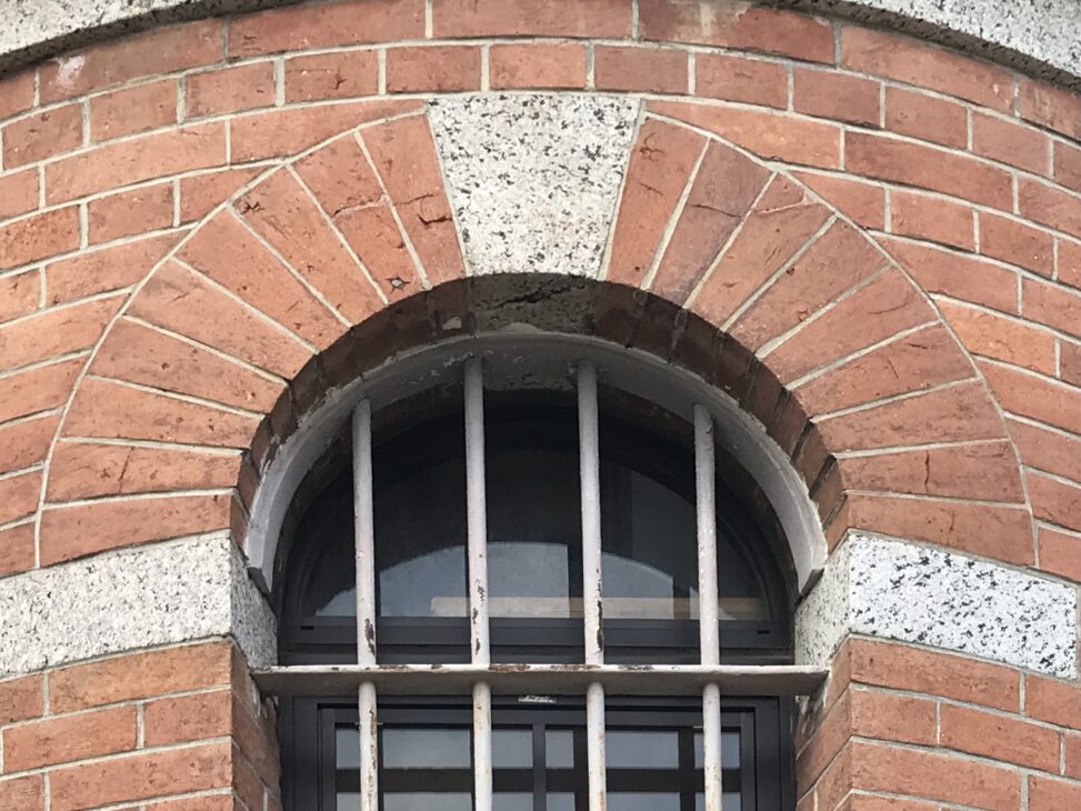 旧奈良監獄　表門　窓　（図版出処：岡田撮影）