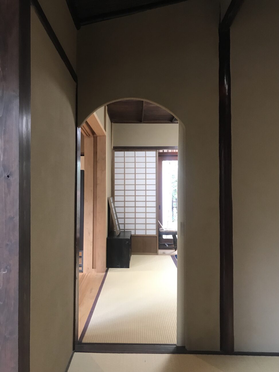 入江泰吉旧居　茶室から隣室を見る（図版出処：岡田撮影）