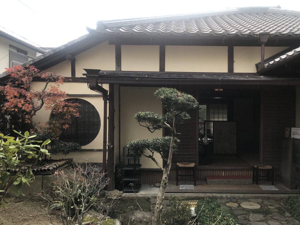 入江泰吉旧居　前庭から玄関を見る（図版出処：岡田撮影）