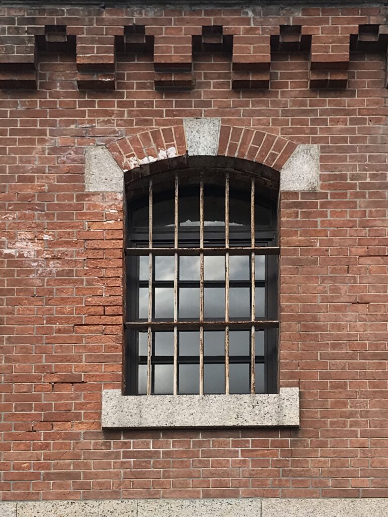 旧奈良監獄　表門　窓　（図版出処：岡田撮影）