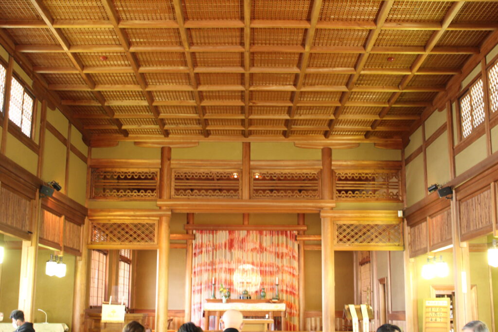日本聖公会奈良基督教会教会堂　聖歌隊席より、祭壇空間をみる（図版出処：岡田撮影）