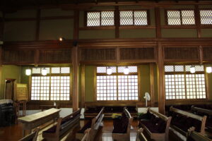 日本聖公会奈良基督教会教会堂　東側の側廊（図版出処：岡田撮影）
