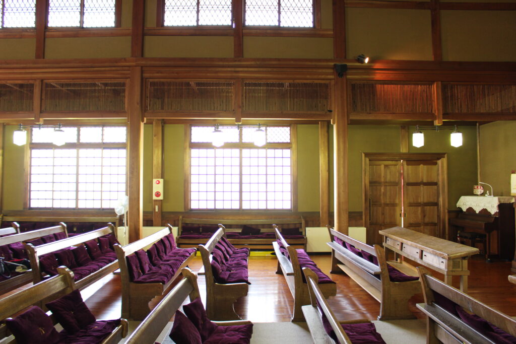 日本聖公会奈良基督教会教会堂　西側の側廊（図版出処：岡田撮影）