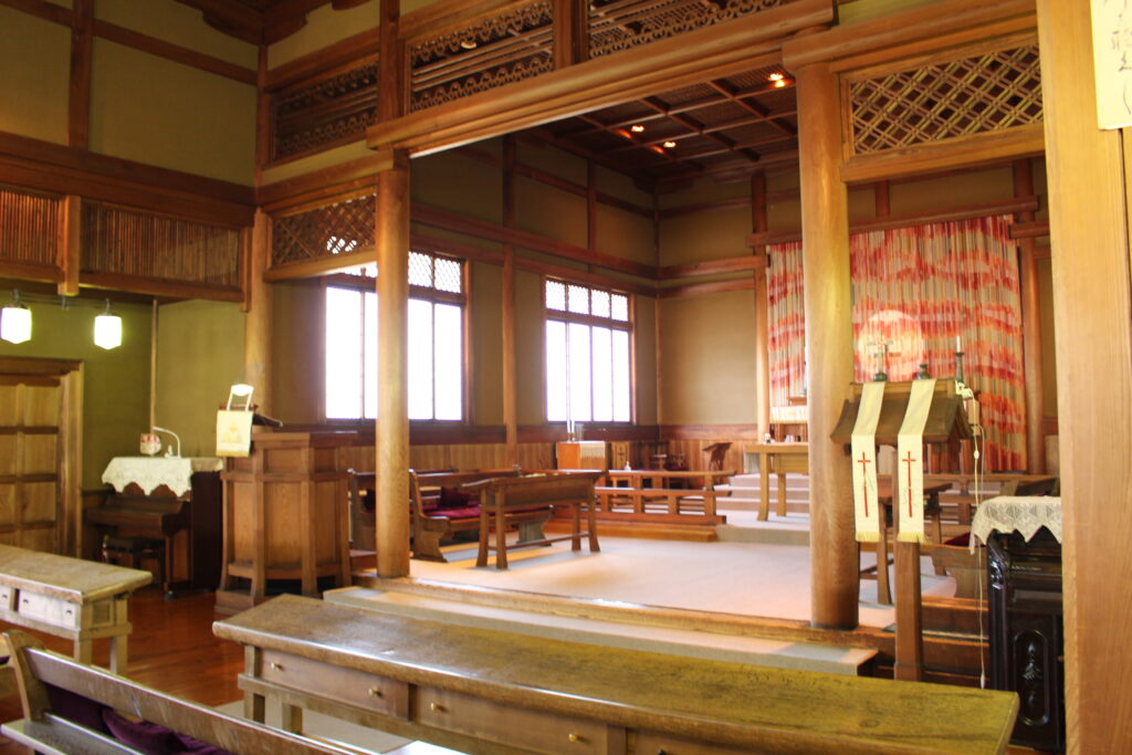 日本聖公会奈良督教教会教会堂　内陣を見る（図版出処：岡田撮影）