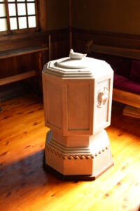日本聖公会奈良基督教会教会堂　大理石の洗礼盤（図版出処：岡田撮影）