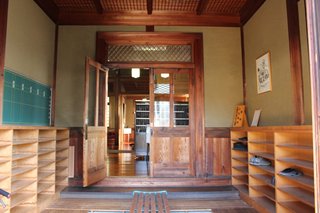 日本聖公会奈良基督教会教会堂　玄関（図版出処：岡田撮影）
