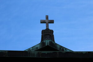 棟部分に掲げられた、ラテン十字の屋根飾り