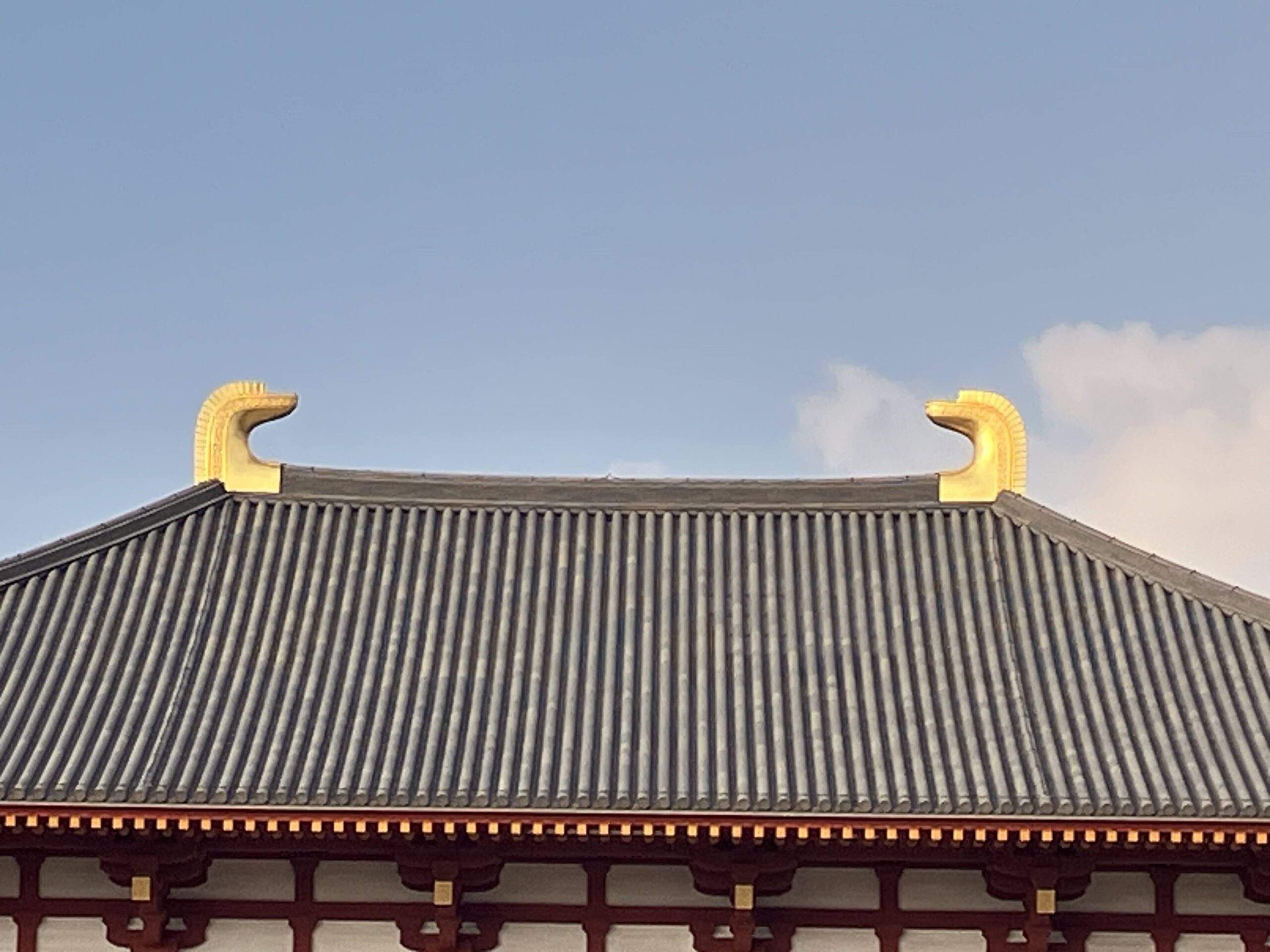 鬼瓦・鴟尾・相輪とは？｜奈良巡りで学ぶ、和風建築の屋根飾 | 大和 