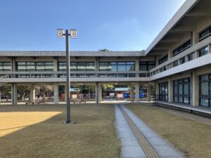 奈良県庁　中庭より正面道路を見る（図版出処：岡田撮影）