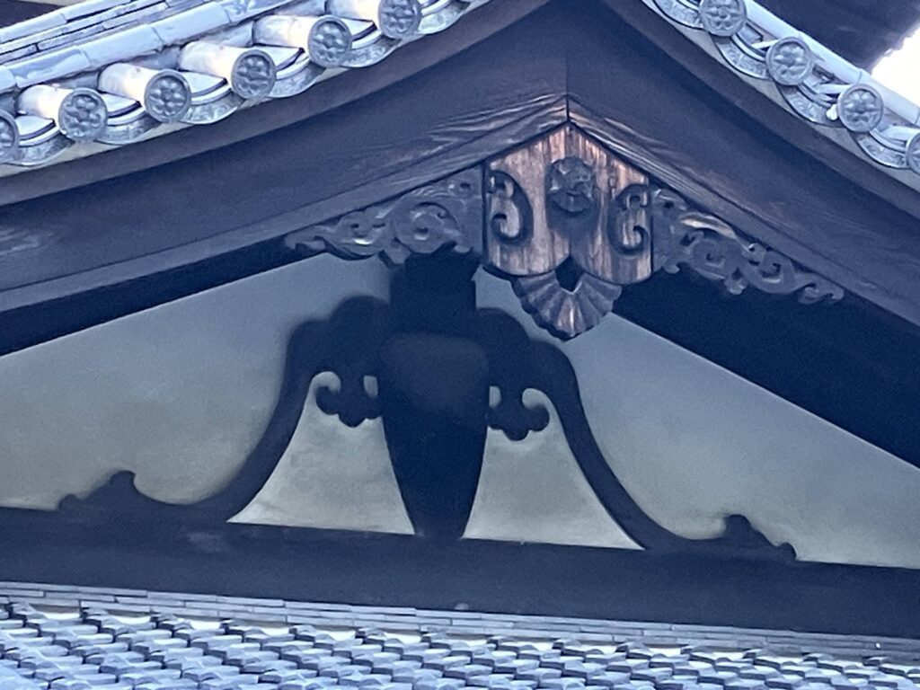 旧奈良県物産陳列所　大瓶束と懸魚（図版出処：岡田撮影）