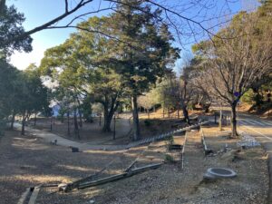 茶山園地から、奈良春日野フォーラム別館へ続く階段（図版出処：岡田撮影）