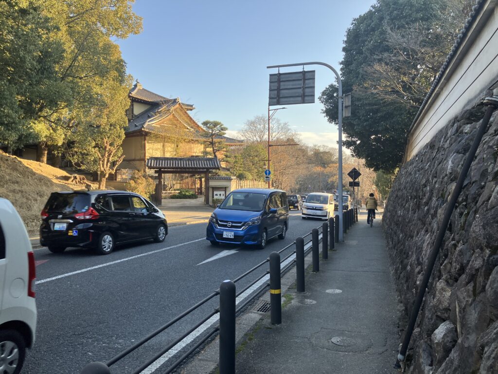 菊水楼から、奈良ホテルへ続く道（図版出処：岡田撮影）