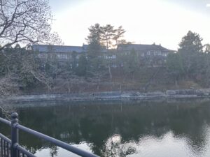 荒池に臨む奈良ホテル（図版出処：岡田撮影）